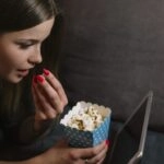 Evita sitios falsos que prometen películas gratis y protege tus datos personales.