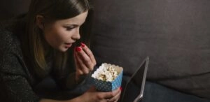 Evita sitios falsos que prometen películas gratis y protege tus datos personales.