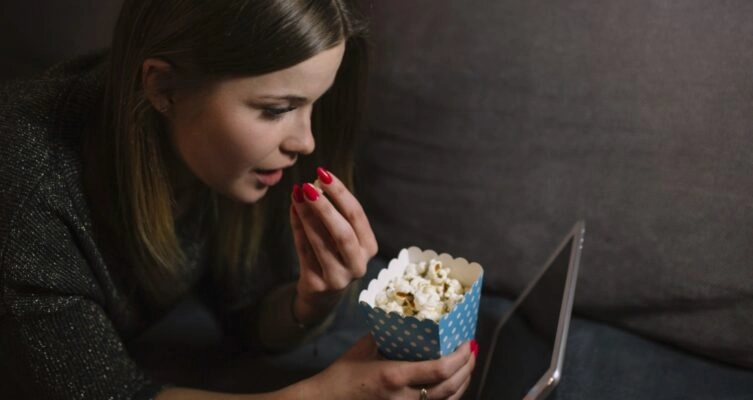 Evita sitios falsos que prometen películas gratis y protege tus datos personales.