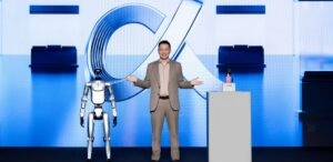 James Li presenta el robot humanoide de HONOR en el MWC 2026, símbolo de su apuesta por la Inteligencia Humana Aumentada.