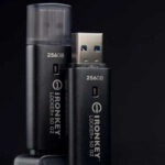 El LP50 G2 permite configurar múltiples contraseñas con dos modalidades: modo complejo (de 6 a 16 caracteres con combinaciones avanzadas) y frase-seña (de 10 a 64 caracteres, incluyendo palabras o frases completas).