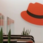 Red Hat presenta AI Enterprise, una plataforma que integra modelos, agentes y aplicaciones para llevar la inteligencia artificial empresarial a producción en entornos de nube híbrida.