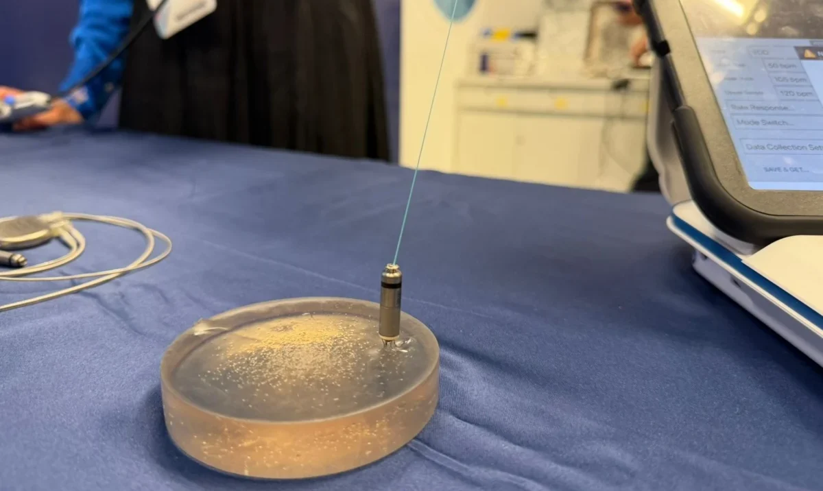 Micra, el marcapasos sin cables de Medtronic, se implanta directamente en el corazón mediante catéter y reduce riesgos asociados a electrodos y bolsillo quirúrgico gracias a su diseño miniaturizado.