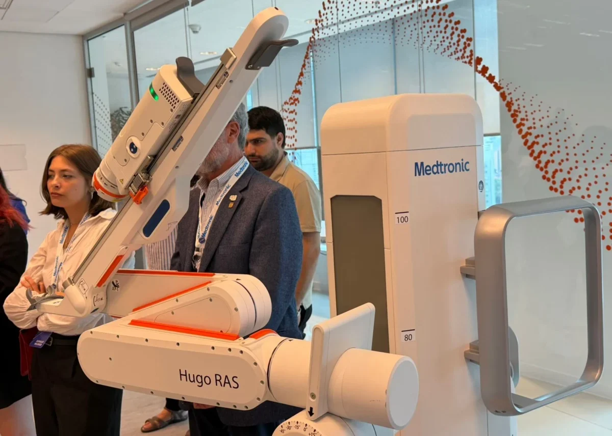 Hugo RAS es la plataforma de cirugía asistida por robot con arquitectura modular que ofrece visualización 3D y mayor precisión en procedimientos mínimamente invasivos.