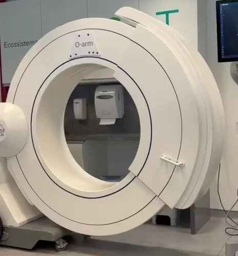 Mazor Robotic Guidance System integra planificación digital y guía robótica intraoperatoria para optimizar la colocación de implantes en cirugía de columna.