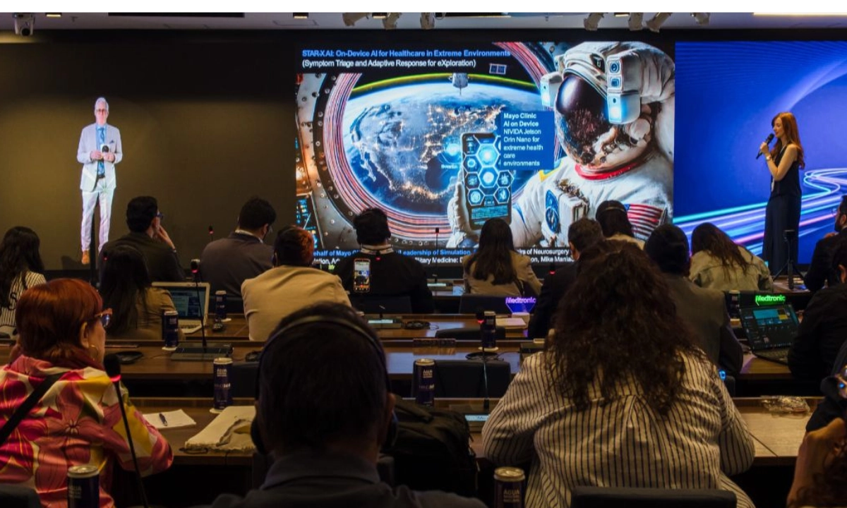 Dr. David Freeman, de Mayo Clinic, quien apareció ante la audiencia en versión holográfica, transmitiendo en vivo desde Florida, Estados Unidos.