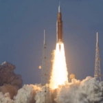 El SLS (Sistema de Lanzamiento Espacial) se lanzará con la tripulación de Artemis II a bordo de la nave espacial Orion el 1 de abril de 2026, desde el Centro Espacial Kennedy de la NASA en Florida. Crédito: NASA/Bill Ingalls