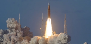 El SLS (Sistema de Lanzamiento Espacial) se lanzará con la tripulación de Artemis II a bordo de la nave espacial Orion el 1 de abril de 2026, desde el Centro Espacial Kennedy de la NASA en Florida. Crédito: NASA/Bill Ingalls