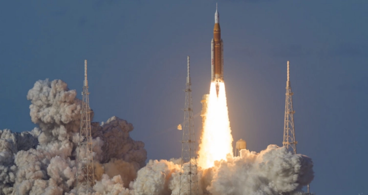 El SLS (Sistema de Lanzamiento Espacial) se lanzará con la tripulación de Artemis II a bordo de la nave espacial Orion el 1 de abril de 2026, desde el Centro Espacial Kennedy de la NASA en Florida. Crédito: NASA/Bill Ingalls