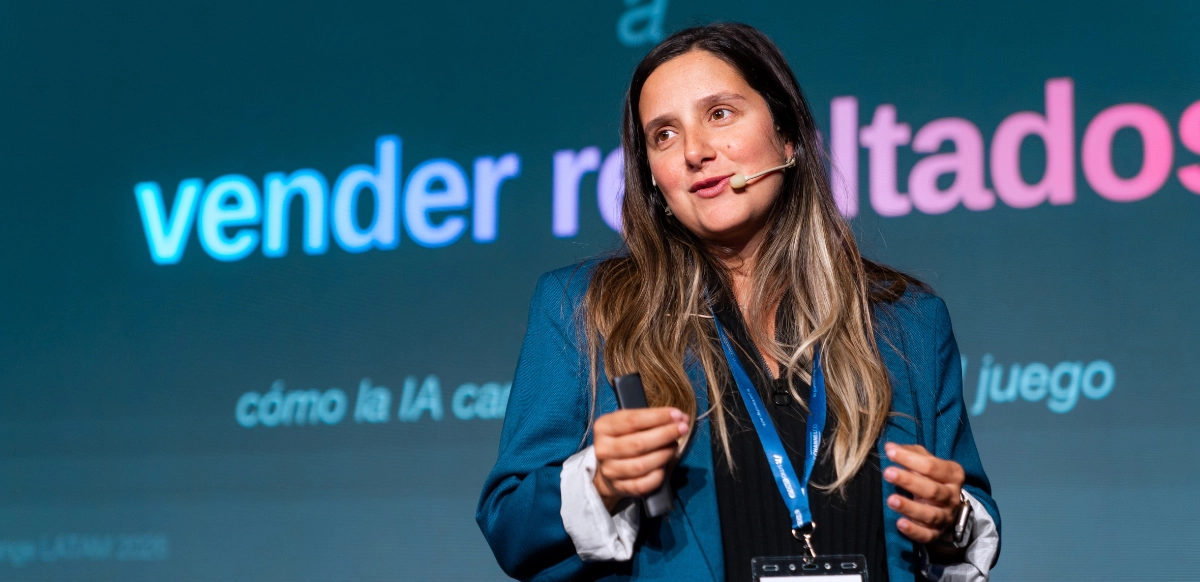 Camila Manera, estratega en inteligencia artificial y líder de transformación AI-First en Latinoamérica.
