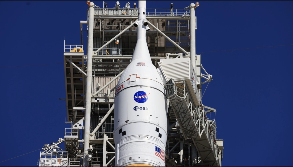 La cápsula de tripulación Orion se encuentra sobre el módulo de servicio y el ICPS. Crédito: Brandon Hancock/NASA
