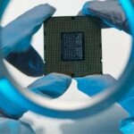 Tras la escasez de la pandemia, emerge un escenario más silencioso: la inteligencia artificial concentra la demanda y genera desbalances que impactan en costos, disponibilidad y planificación.