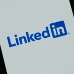 La investigación conocida como “BrowserGate” acusa a LinkedIn de haber implementado durante años un sistema de escaneo oculto de extensiones en los navegadores de sus usuarios sin consentimiento.