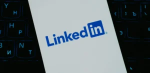 La investigación conocida como “BrowserGate” acusa a LinkedIn de haber implementado durante años un sistema de escaneo oculto de extensiones en los navegadores de sus usuarios sin consentimiento.