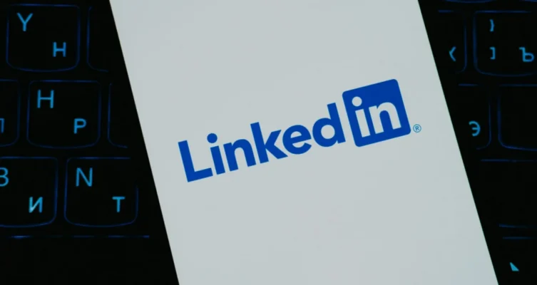 La investigación conocida como “BrowserGate” acusa a LinkedIn de haber implementado durante años un sistema de escaneo oculto de extensiones en los navegadores de sus usuarios sin consentimiento.