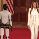Melania Trump compartió escenario con un robot humanoide impulsado por inteligencia artificial, en una imagen que simboliza el avance tecnológico en la educación.