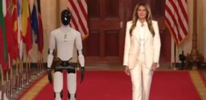 Melania Trump compartió escenario con un robot humanoide impulsado por inteligencia artificial, en una imagen que simboliza el avance tecnológico en la educación.