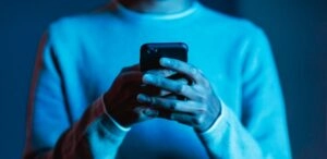 Nueva variante de SparkCat se oculta en apps móviles y roba datos desde imágenes almacenadas.