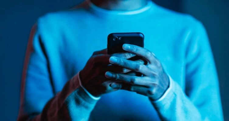 Nueva variante de SparkCat se oculta en apps móviles y roba datos desde imágenes almacenadas.