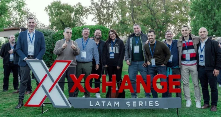 La especialista en ciberseguridad Karen Collante junto a otros participantes de Xchange LATAM Cono Sur