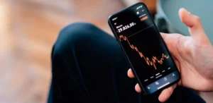 Las aplicaciones fraudulentas imitaban billeteras de criptomonedas populares y utilizaban perfiles de desarrollador para instalar malware capaz de robar fondos digitales en dispositivos iPhone.