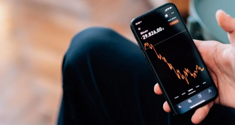 Las aplicaciones fraudulentas imitaban billeteras de criptomonedas populares y utilizaban perfiles de desarrollador para instalar malware capaz de robar fondos digitales en dispositivos iPhone.
