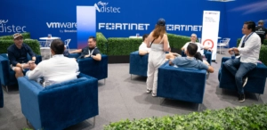 Entre reuniones clave y experiencias en pista, el evento consolidó su propuesta como un espacio único para conectar innovación tecnológica con el mundo del automovilismo.