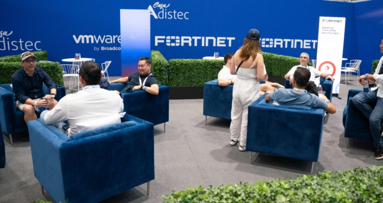 Entre reuniones clave y experiencias en pista, el evento consolidó su propuesta como un espacio único para conectar innovación tecnológica con el mundo del automovilismo.