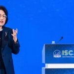 He Tingbo, de HUAWEI, pronunció un discurso inaugural titulado «Puesta en práctica de una nueva ruta de semiconductores »
