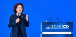 He Tingbo, de HUAWEI, pronunció un discurso inaugural titulado «Puesta en práctica de una nueva ruta de semiconductores »