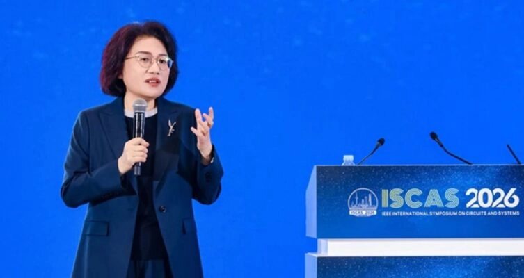 He Tingbo, de HUAWEI, pronunció un discurso inaugural titulado «Puesta en práctica de una nueva ruta de semiconductores »