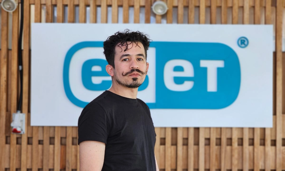 Mario Micucci, investigador de Seguridad Informática de ESET, advirtió sobre los riesgos de conectar asistentes de IA con correos, documentos y aplicaciones corporativas.