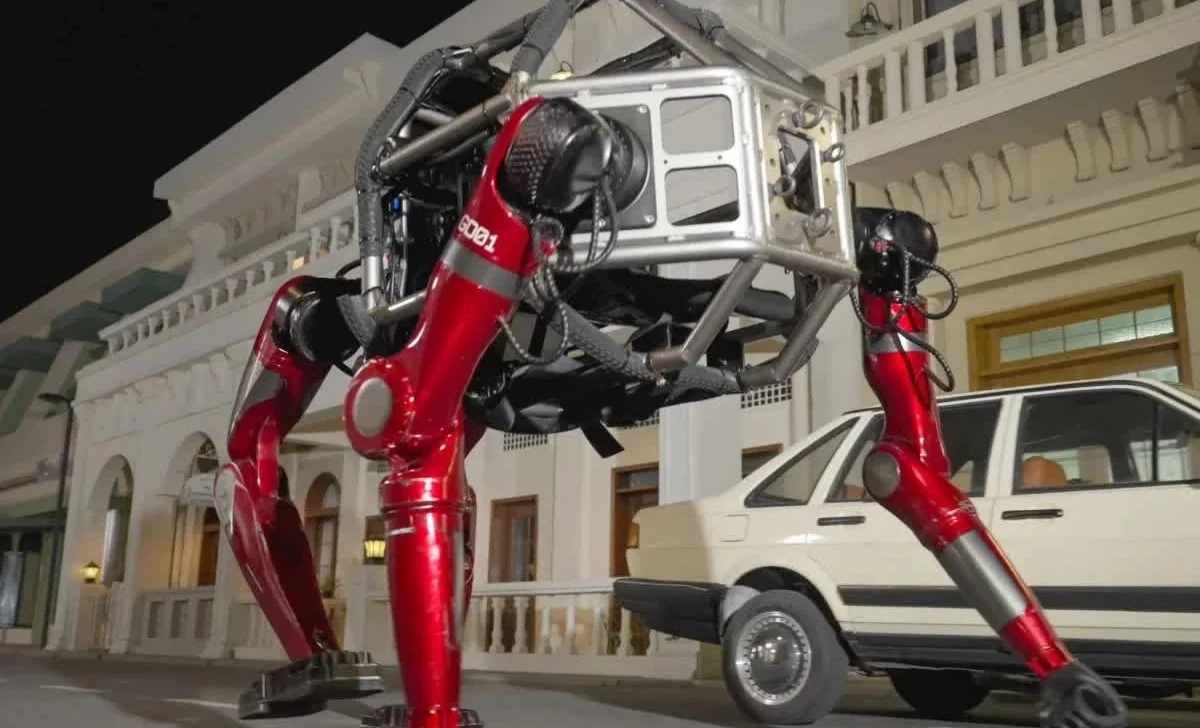 El robot gigante puede desplazarse en dos piernas o transformarse para caminar en cuatro patas sobre terrenos complejos.