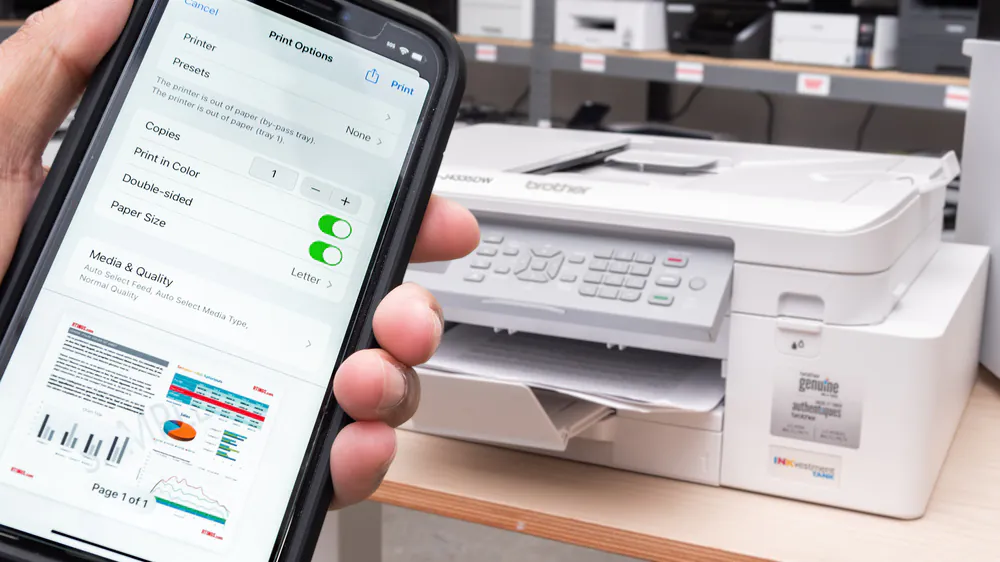 AirPrint es la tecnología integrada en iPhone y iPad que detecta impresoras compatibles conectadas a la misma red Wi-Fi.