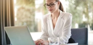 . Mientras Google apuesta por respuestas generadas automáticamente y una navegación más guiada, una parte significativa de los internautas comienza a mostrar resistencia. El resultado: una migración creciente hacia plataformas que mantienen un enfoque más tradicional.