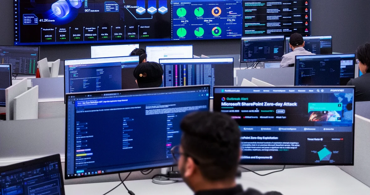 FortiSOC unifica las principales funciones de SecOps en una plataforma SaaS impulsada por IA agéntica para simplificar y acelerar las operaciones de seguridad.