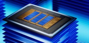 Uno de los anuncios principales fue el lanzamiento de los nuevos Intel Xeon 6+, procesadores diseñados para maximizar la densidad, eficiencia energética y rendimiento en centros de datos.