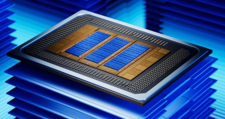 Uno de los anuncios principales fue el lanzamiento de los nuevos Intel Xeon 6+, procesadores diseñados para maximizar la densidad, eficiencia energética y rendimiento en centros de datos.
