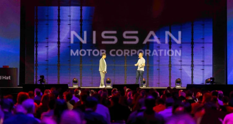 Nissan y Red Hat trabajan en una nueva generación de vehículos definidos por software que permitirá actualizar funcionalidades, incorporar inteligencia artificial y acelerar la innovación durante toda la vida útil del automóvil