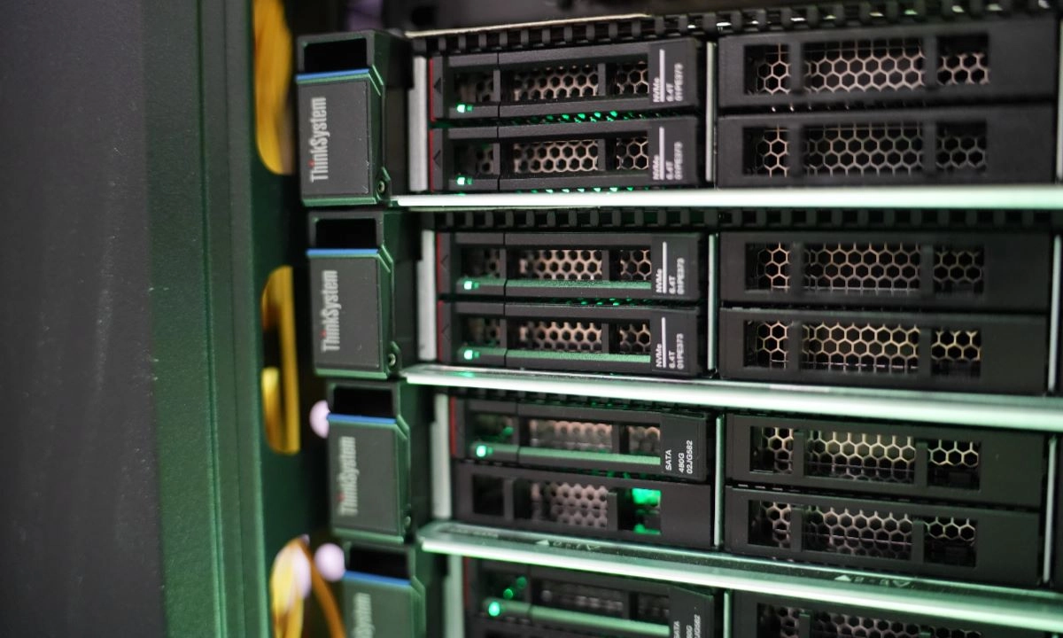 Servidores de Lenovo instalados en el Centro Internacional de Retransmisiones de Dallas procesarán y distribuirán contenido audiovisual de la Copa Mundial de la FIFA 2026 con latencia ultrabaja.