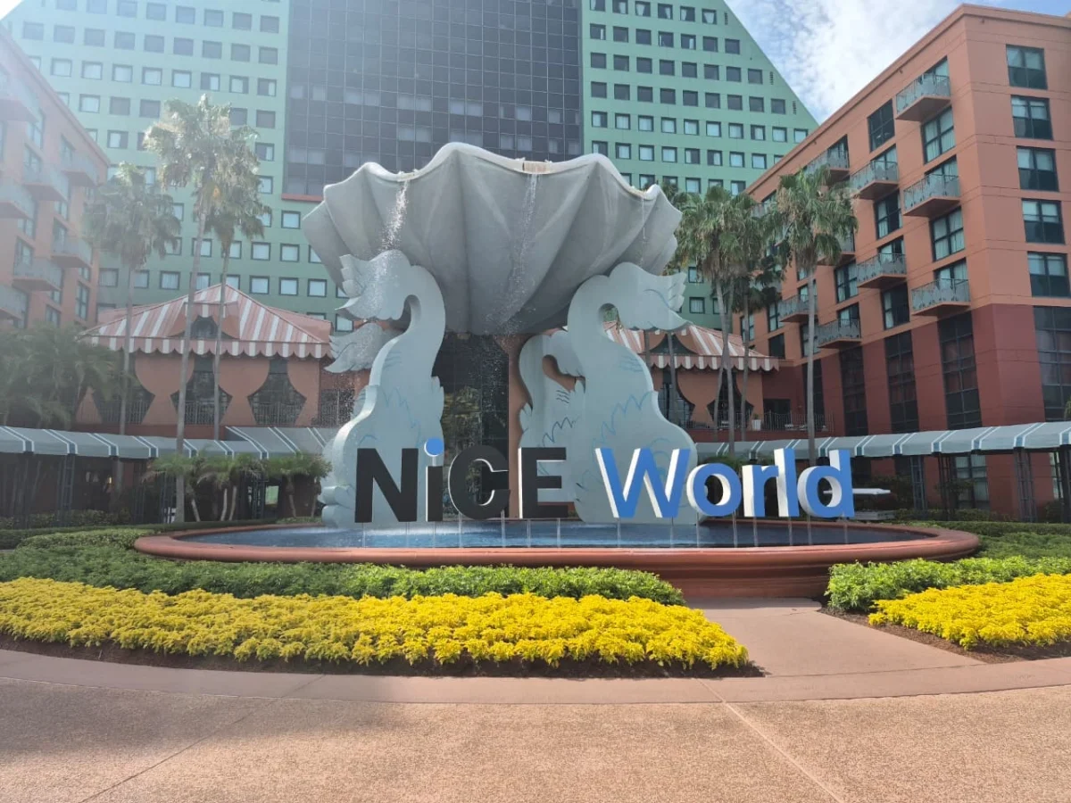 Durante NiCE World 2026, la compañía mostró casos reales de implementación de IA agéntica en organizaciones globales.