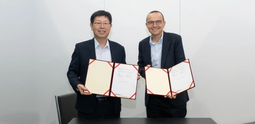 Young Liu, presidente de Foxconn, Olivier Blum, CEO de Schneider Electric.