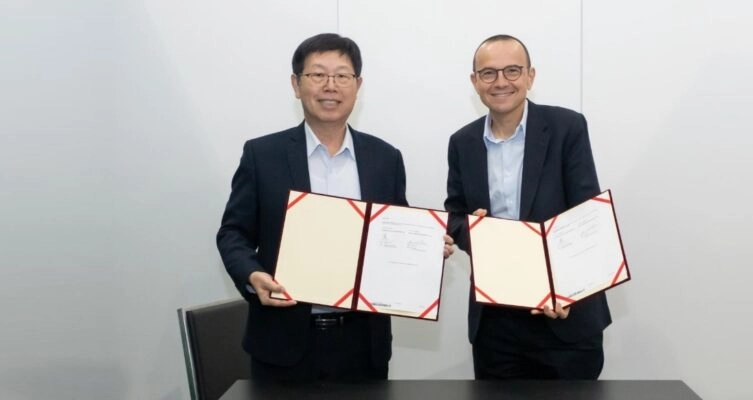 Young Liu, presidente de Foxconn, Olivier Blum, CEO de Schneider Electric.