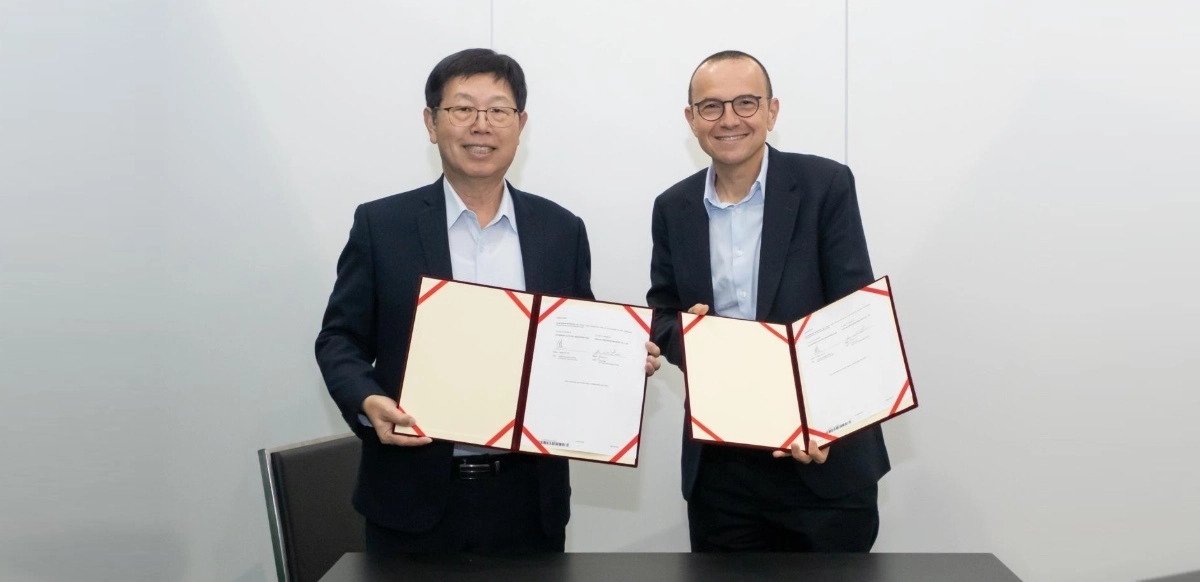 Young Liu, presidente de Foxconn, Olivier Blum, CEO de Schneider Electric.