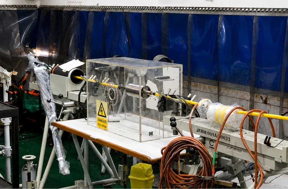 La fusión de los extremos del cable submariono de Cirion Technologies avanza en el laboratorio especializados del Wave Sentinel.