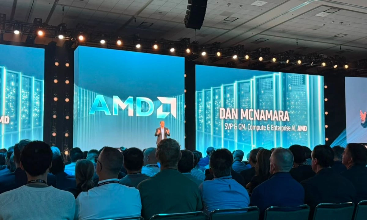 Dan McNamara, vicepresidente sénior y gerente general de Compute and Enterprise AI (CEAI) de AMD, presentó las capacidades de ROCm.ai y el enfoque de la compañía para impulsar el desarrollo de inteligencia artificial empresarial.