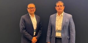 Hiram Monroy, gerente de Ventas Senior del Segmento Comercial para Latinoamérica de habla hispana, y José Morales, director de System Channel de SMB de AMD, durante AMD Advancing AI 2026, realizado en San Francisco.