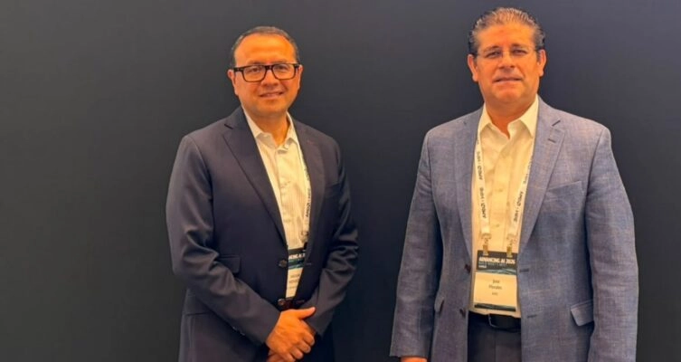 Hiram Monroy, gerente de Ventas Senior del Segmento Comercial para Latinoamérica de habla hispana, y José Morales, director de System Channel de SMB de AMD, durante AMD Advancing AI 2026, realizado en San Francisco.