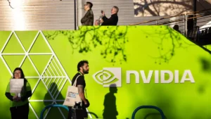 El retraso evidencia que el ritmo anual de lanzamientos comienza a chocar con los límites de la manufactura tecnológica. (Benjamin Fanjoy/Getty Images)