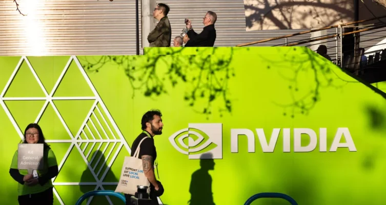 El retraso evidencia que el ritmo anual de lanzamientos comienza a chocar con los límites de la manufactura tecnológica. (Benjamin Fanjoy/Getty Images)